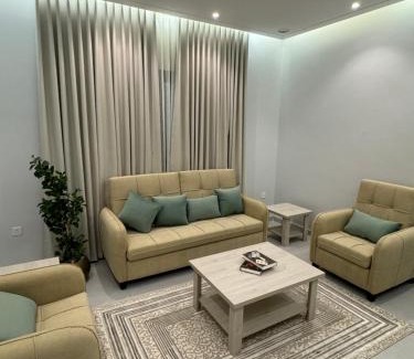 Al Kura Appartement | غرفه وصاله ومطبخ بأثاث فندقي جميل