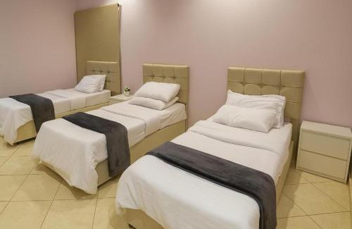 Taif Appartement | وسام شقة كبيرة 4 غرف نوم وصالة وشرفة-بلكونة- Large apartment with 4 bedrooms, a living room and a balcony