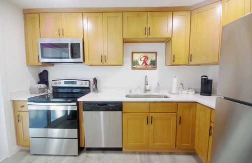 South Tacoma Appartement | ᗌᗌᗌ Fresh & new 1br. Jukebox, king bed, A/C