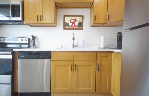 South Tacoma Appartement | ᗌᗌᗌ Fresh & new 1br. Jukebox, king bed, A/C