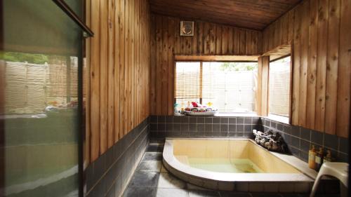 Kusatsu Onsen Maison | お湯掛け流し『草津温泉湯畑』徒歩圏内※温泉街を大勢で遊びたい & 癒されたい