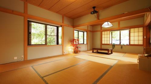 Kusatsu Onsen Maison | お湯掛け流し『草津温泉湯畑』徒歩圏内※温泉街を大勢で遊びたい & 癒されたい