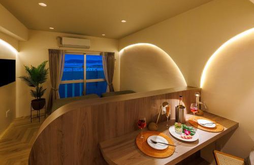 Yonabaru Appartement | オーシャンビュー窓から見える景色を想い出にThe琉球タワー10A