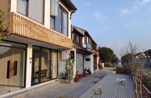 Wujiang Lit Et Petit-Déjeuner | 同里泊·晓烟河景民宿