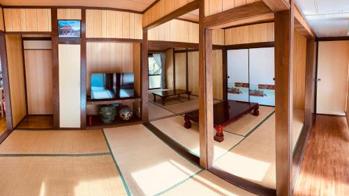 Nago Maison | 広い畳間と外には広いウッドデッキCondominium和風邸Yanbaru