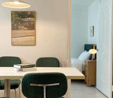 Hongjeil-tong Appartement | 리뉴얼 할인,STAY Yeo yu , 공항버스3분 ,3Room, 4bed, 최대7인