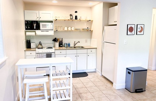 Chapel Hill Appartement | 0.8 miles to Chapel Hill | Quiet & Clean Apartment