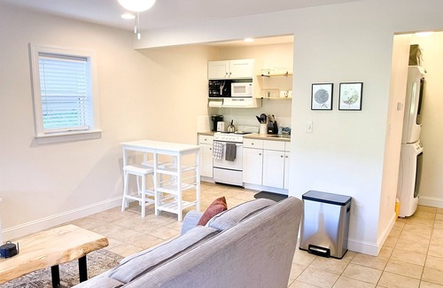 Chapel Hill Appartement | 0.8 miles to Chapel Hill | Quiet & Clean Apartment