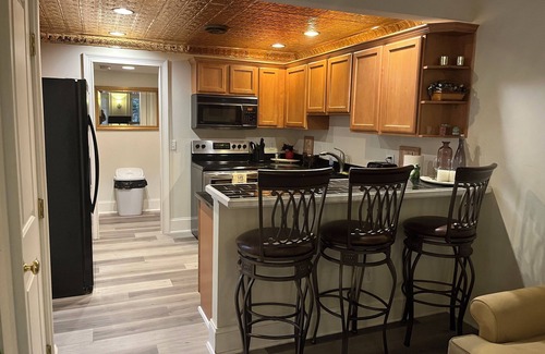 Lorain Appartement | Enjoy a romantic stay in historic downtown Lorain. Relax in the jetted tub. #1
