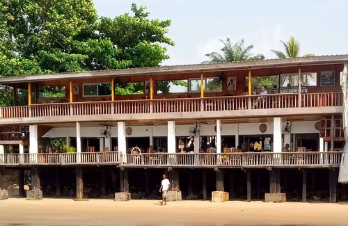 Kribi Cabine | 04. Cabane dans Manguier vue mer 1 chambre 3 lits