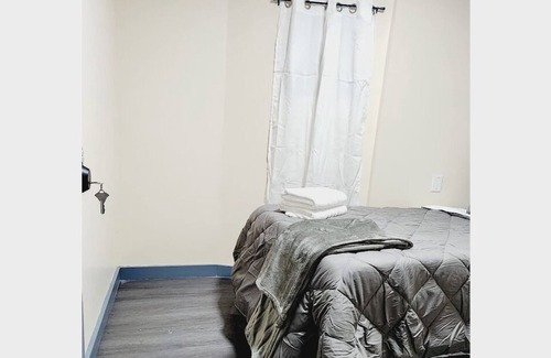 Primos Secane Maison | #06 Basement Room With Twin Bed + TV in Angora