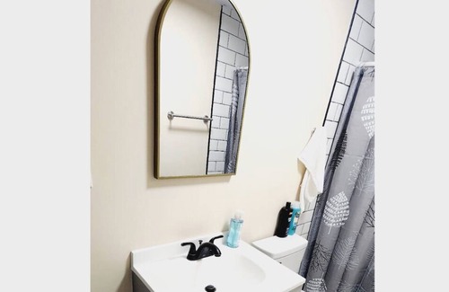 Primos Secane Maison | #07 Basement Room With Queen Bed + TV in Angora