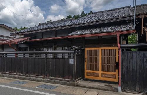 Hida Takayama Onsen Maison | 【1日1組限定4名まで同額】宮川沿いの町家一棟貸切ステイ ~WAT RESORT 飛騨まちやど 桜~