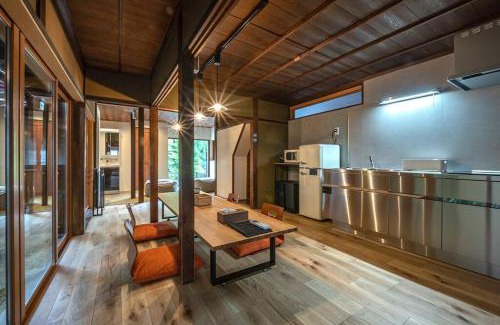 Hida Takayama Onsen Maison | 【1日1組限定4名まで同額】宮川沿いの町家一棟貸切ステイ ~WAT RESORT 飛騨まちやど 桜~