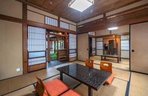 Hida Takayama Onsen Maison | 【1日1組限定4名まで同額】宮川沿いの町家一棟貸切ステイ ~WAT RESORT 飛騨まちやど 桜~
