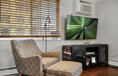 Englewood Appartement | 1 1 Bright Corner Unit Walkability & Close to Hospitals