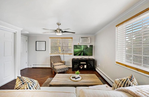 Englewood Appartement | 1 1 Bright Corner Unit Walkability & Close to Hospitals