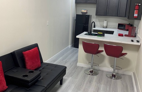 Royal Crest Rancheros Appartement | 1,2,3,4 Escape comfort & style. You'll love it!"