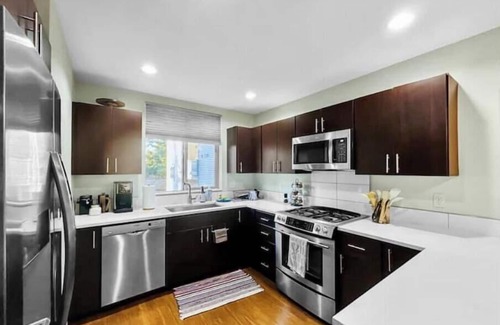 Alki Maison | 1/2 Block 2 Beach Parking Large Patio EnSuite Bath