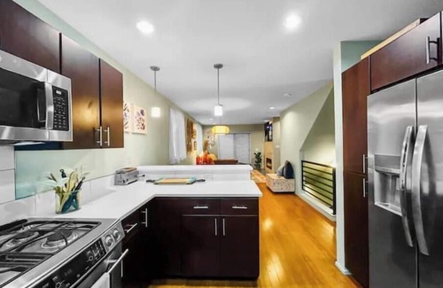 Alki Maison | 1/2 Block 2 Beach Parking Large Patio EnSuite Bath