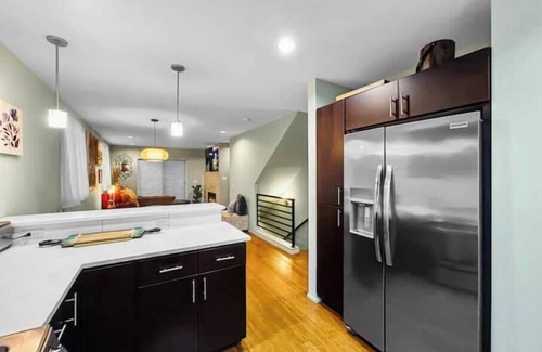Alki Maison | 1/2 Block 2 Beach Parking Large Patio EnSuite Bath