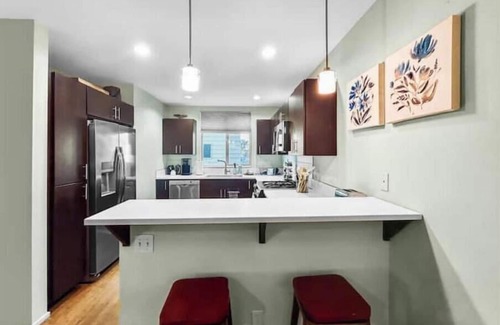 Alki Maison | 1/2 Block 2 Beach Parking Large Patio EnSuite Bath