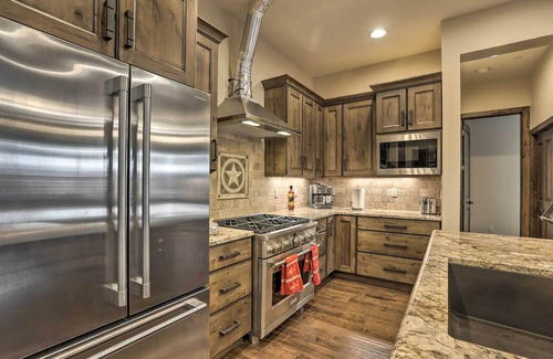 Golden Maison | 1/2 Mi to Dtwn: Golden Gem w/ Patios!