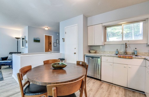 Warren Copropriété | < 1/2 Mi to Sugarbush Resort: Condo w/ Deck!