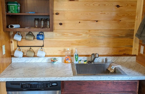 South Rutland Maison | Tug Hill snowmobiling right on the C5a trail . 3 bedroom house. Great Wifi here.