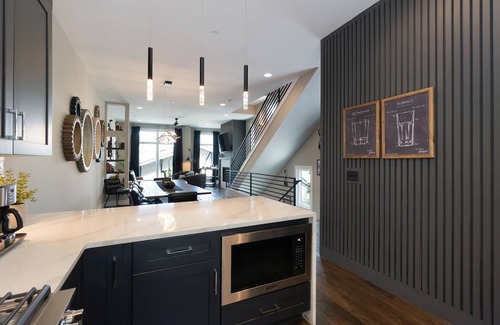 Buena Vista Maison | 1.5 Miles to DT | Speakeasy | Poker | City Views