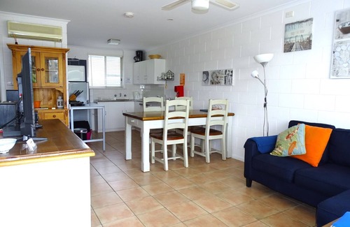 Port Vincent Hôtel | 1/7 Cameron St, PT VINCENT (behind Gerimias) SLEEPS 5 ; 2 bedrooms - QN, Trio bunk BEDDING: Quilts and pillows provided (BYO all linen). Optional linen purchase @ $25 per person (1 week notice reqd) PROPERTY DETAILS: RC spli