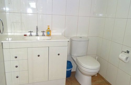 Port Vincent Hôtel | 1/7 Cameron St, PT VINCENT (behind Gerimias) SLEEPS 5 ; 2 bedrooms - QN, Trio bunk BEDDING: Quilts and pillows provided (BYO all linen). Optional linen purchase @ $25 per person (1 week notice reqd) PROPERTY DETAILS: RC spli