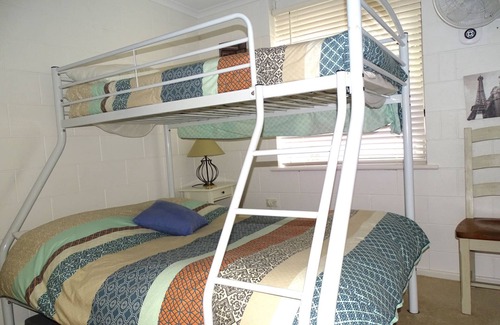 Port Vincent Hôtel | 1/7 Cameron St, PT VINCENT (behind Gerimias) SLEEPS 5 ; 2 bedrooms - QN, Trio bunk BEDDING: Quilts and pillows provided (BYO all linen). Optional linen purchase @ $25 per person (1 week notice reqd) PROPERTY DETAILS: RC spli