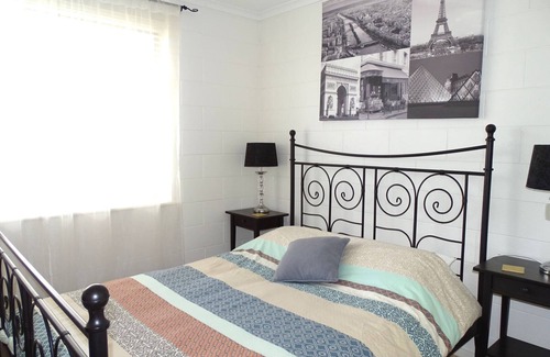 Port Vincent Hôtel | 1/7 Cameron St, PT VINCENT (behind Gerimias) SLEEPS 5 ; 2 bedrooms - QN, Trio bunk BEDDING: Quilts and pillows provided (BYO all linen). Optional linen purchase @ $25 per person (1 week notice reqd) PROPERTY DETAILS: RC spli