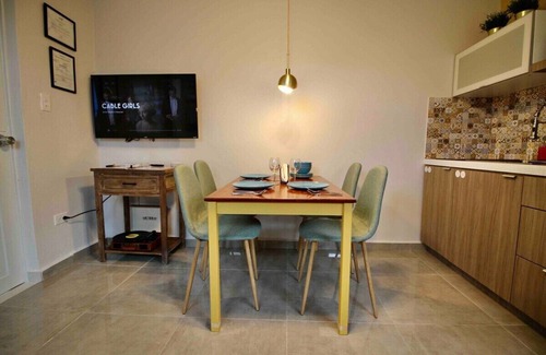 Mayaguez Pueblo Appartement | 1.7 Mid-century Puerto Rican Apt with Generator