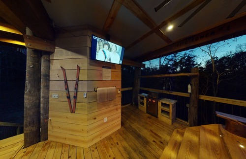 Jackson Maison | 1 bed 1 bath Treehouse called the Firetower