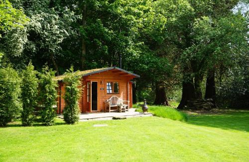 Carluke Maison | 1-Bed Cabin 2 adults Wood Burning Hot Tub & Fire