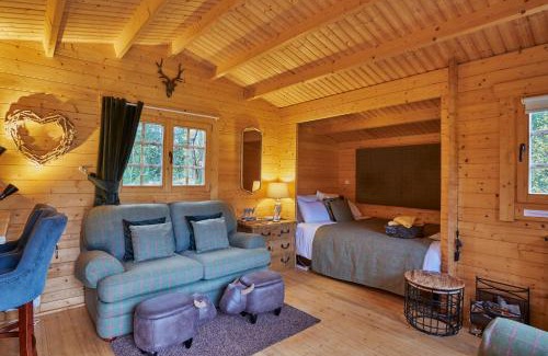 Carluke Maison | 1-Bed Cabin 2 adults Wood Burning Hot Tub & Fire