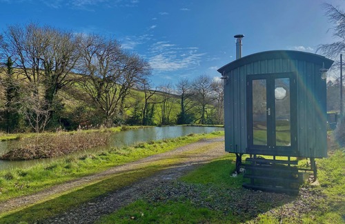 Horns Cross Cabine | 1 Bed Cabin - Sleeps 2 - HotTub - Parking - Garden