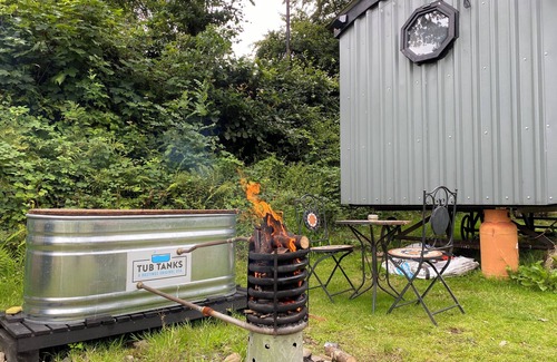 Horns Cross Cabine | 1 Bed Cabin - Sleeps 2 - HotTub - Parking - Garden