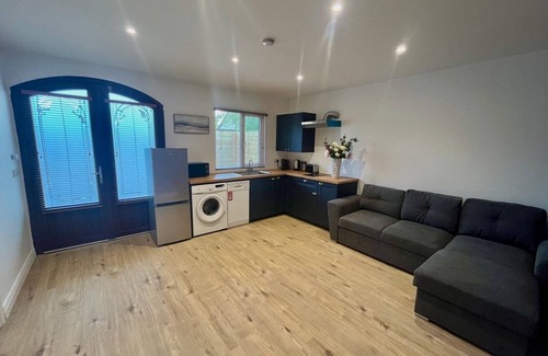 County Meath Cabine | 1-Bed Cosy Cottage near Emerald Park - Sleeps 5