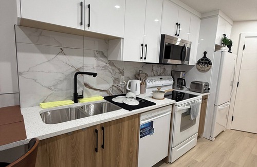 Northwest Calgary Appartement | 1 Bed En-suite Bath in Calgary near the Airport. Clean & Cozy