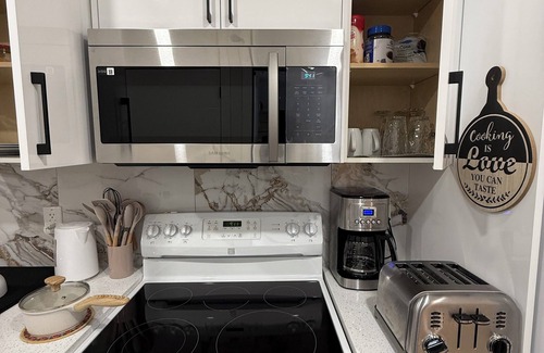 Northwest Calgary Appartement | 1 Bed En-suite Bath in Calgary near the Airport. Clean & Cozy