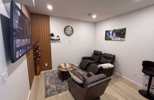 Northwest Calgary Appartement | 1 Bed En-suite Bath in Calgary near the Airport. Clean & Cozy