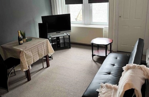 Gourock Appartement | 1 bed Flat With Basic Furnishings & White Goods