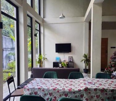Zamboanga Maison | 1 Bed House - Sleeps 2 - Pets - Parking - Wifi