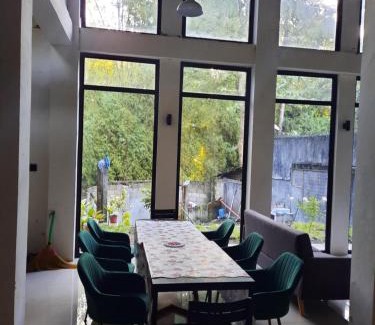 Zamboanga Maison | 1 Bed House - Sleeps 2 - Pets - Parking - Wifi
