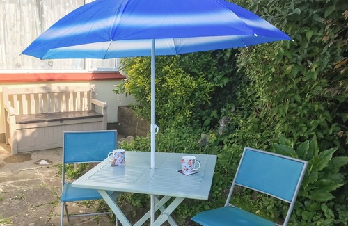 Uphill Cottage | Just a short walk to the beach, this wonderful bungalow is perfect at any time of year.