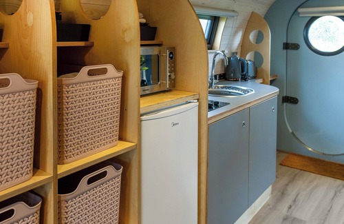 Alloa Cottage | Uniquely designed, luxury, glamping Anthropod stay with private hot tub set in scenic countryside.