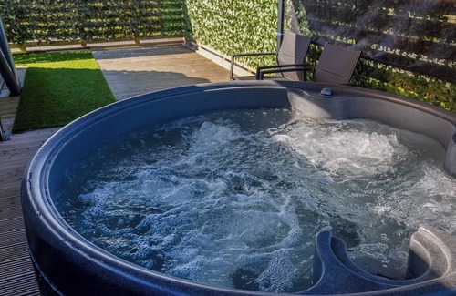 Alloa Cottage | Uniquely designed, luxury, glamping Anthropod stay with private hot tub set in scenic countryside.
